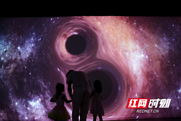 2-逃离黑洞。“霍金与乔治的宇宙”全沉浸式宇宙科普互动体验展。图记者陈正.jpg