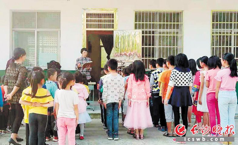 　　7月18日，宁乡市灰汤镇牛角湾村的退休教师陈淑良像往年一样，组织留守儿童开展暑假安全教育活动。 　　长沙晚报全媒体记者 贺文兵 摄