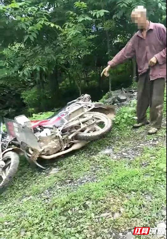 【桑植警事】两人伤害辱骂村辅警被拘留