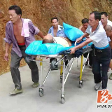 双牌：救护车被堵山道 农村辅警手推担架车上山
