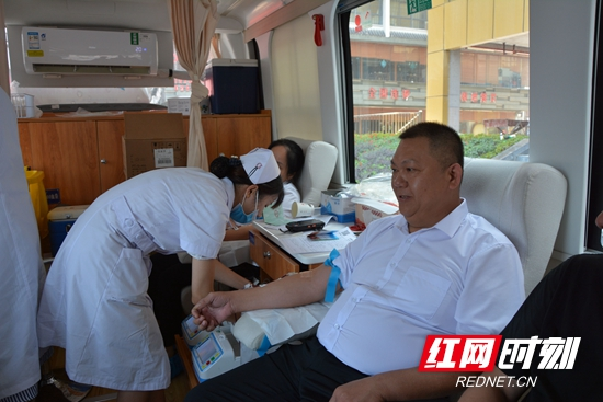 张家界:“喜迎新中国成立70周年，我为祖国献热血”主题献血活动在逸臣广场成功举办