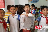 “废纸”变”新纸” 社区青少年体验再生造纸的环保乐趣