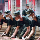 江西瑞金：武警官兵帮助受灾群众重整家园