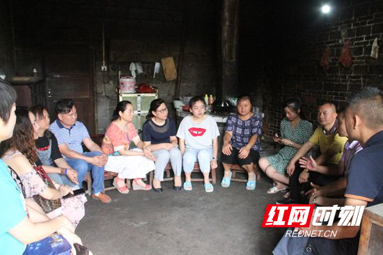 永定区中小企业商会把爱心送给山里的贫困孩子