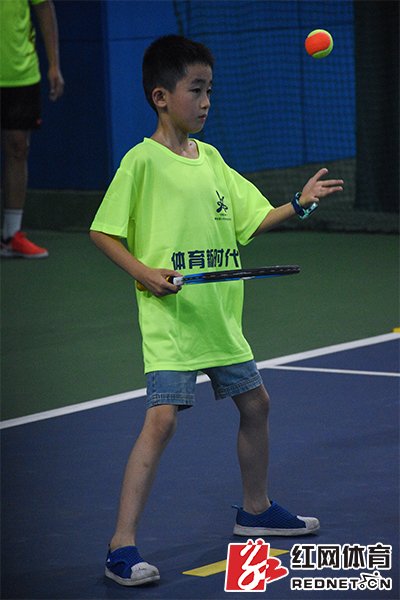 陈女士的儿子王一诺在本期青少年网球夏令营活动中。.jpg