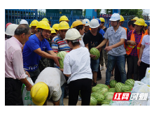 红网和爱心企业走进建筑工地 大暑天为劳动者送去清凉