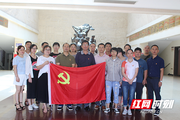 红网时刻郴州7月23日讯（通讯员 郭义斌 沈春芝 谢美婷）近日，建军节即将到来之际，郴州市军供站干部职工齐聚湘南起义纪念馆，缅怀革命先烈，传承红色基因，坚决继承先烈遗志，不忘初心，牢记使命。