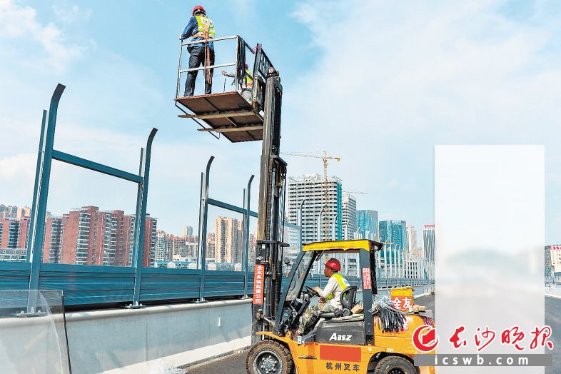　　7月22日下午，湘府路快速化改造项目施工现场，工人们正在高温下安装声屏障。
