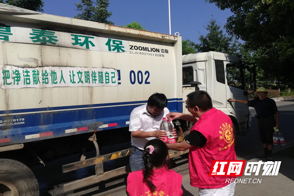 志愿者慰问垃圾清运环卫工人。.jpg