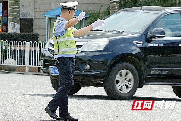 郴州：炎炎夏日，向高温酷暑中坚守的交警致敬