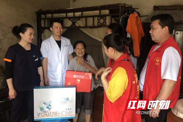 6月6日，马蹄社区志愿者慰问马蹄社区困难户、残疾老人，做口腔体检，赠送生活用品。