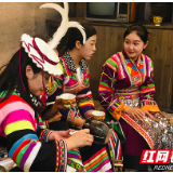 VLOG丨为什么白马藏族帽子上都插着白色羽毛？