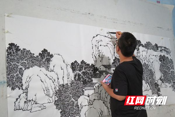 杨晟志在绘画_副本.jpg