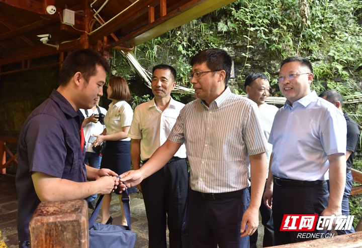 “八大群体”农民工集中入会 张家界市总工会组织开展“送清凉“活动”