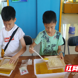 感受文化的魅力 青少年体验花样古法造纸