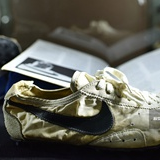 耐克“月球鞋”拍出近45万美元创纪录