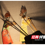 常宁：庙前镇中田村灯下的精灵皮影戏