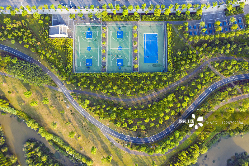 2019年7月23日，市民正在江西吉安新干县城市湿地生态区跑步健身。