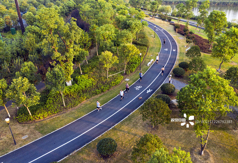 2019年7月25日，市民正在江西吉安新干县城市湿地生态区跑步健身。