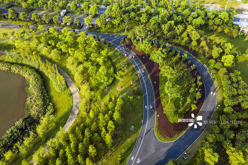 2019年7月23日，市民正在江西吉安新干县城市湿地生态区跑步健身。