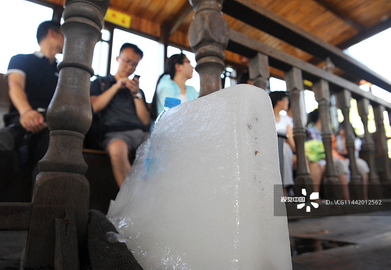 2013年7月19日，浙江嘉兴乌镇景区，游船摆放冰块为游客解暑降温。