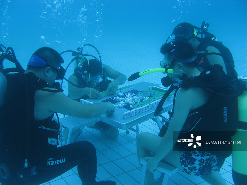 2013年8月9日，湖南湘潭，潜水爱好者在5.5米深的游泳池底打麻将。