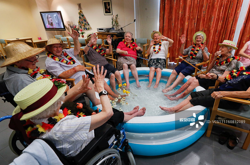 当地时间2018年8月3日，比利时赫林贝亨，几位老年人一起泡脚消暑。