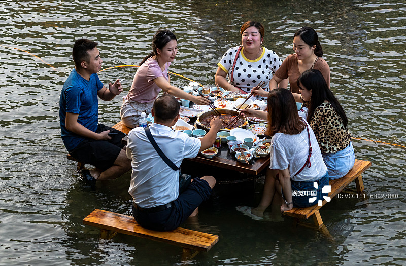 2018年8月21日傍晚，游客在重庆南川金佛山西坡景区碧潭幽谷“烫”水上火锅。