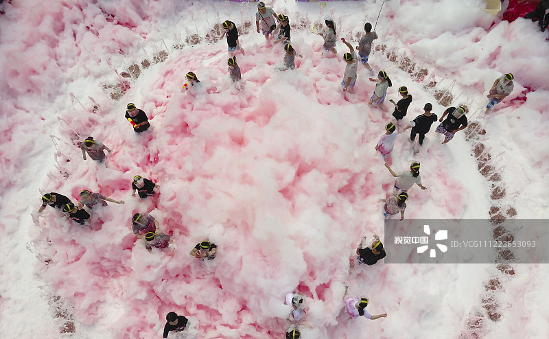 2019年7月2日，湖南宁乡炭河古城举行辣椒泡沫跑，加入了辣椒水的红色泡沫漫天飞舞，吸引游人纷纷冲进泡沫里狂欢，以此躲避炎热的天气。