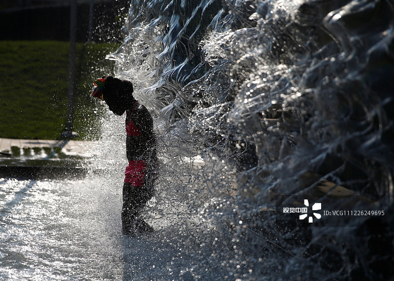 当地时间2019年7月20日，美国华盛顿特区，当地迎来高温，民众想尽办法解暑纳凉。