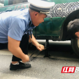 保畅通除隐患 吉首交警化身最美“修理工”