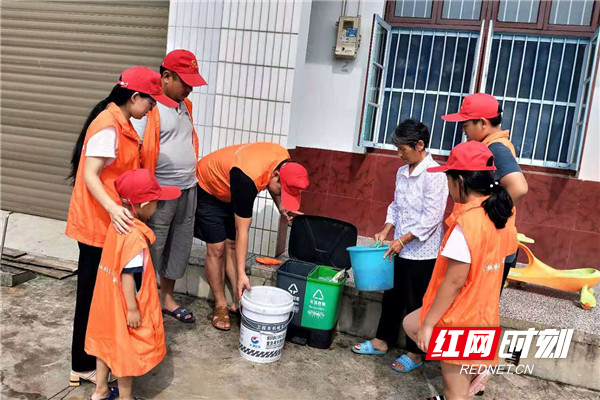 一江村诚心橙意志愿者通过”大手牵小手“活动开展垃圾分类指导.jpg