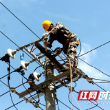 国网保靖供电公司电力工人战酷暑保供电