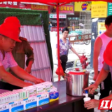 消暑驿站 一杯凉茶让农民工喉咙不再“冒烟”