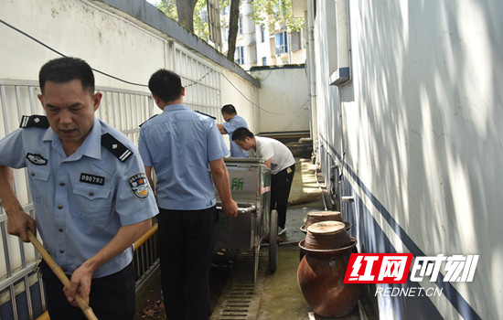 助力卫生文明示范社区 南庄坪派出所开展大扫除活动