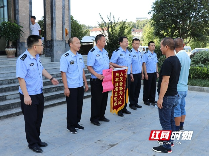 张家界交警一大队速破重大逃逸案 受害者家属送锦旗表谢意