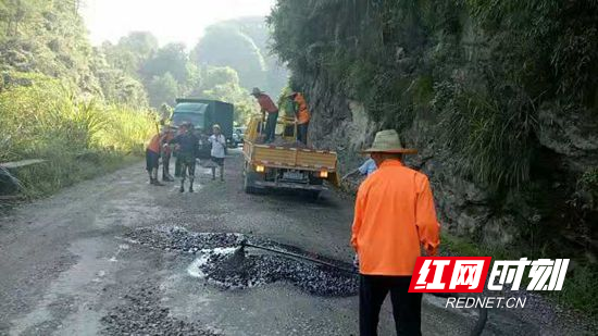 慈利公路人高温天气抢修路面保路况稳定