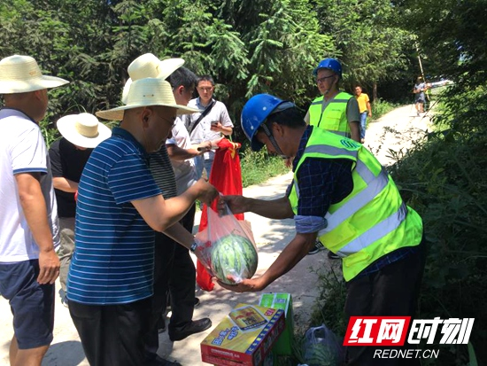 大暑时节送清凉  张家界移动慰问一线施工人员暨落实一对一帮扶