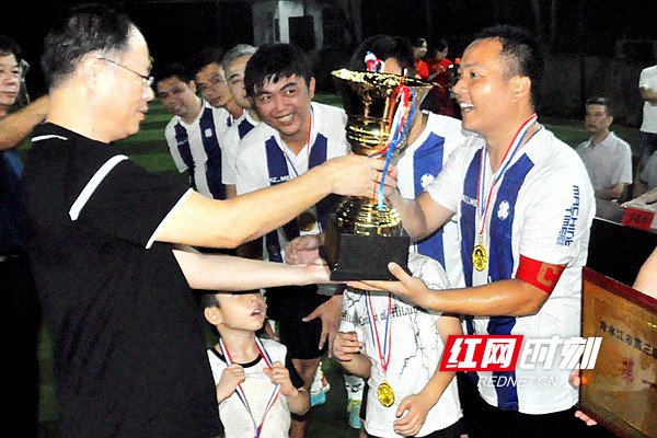 7月26日晚，肖平为冷水江市教育局队颁发冠军杯。熊又华 摄DSC_6889.jpg