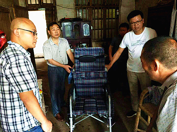 邵阳县县委副书记夏贤钦（左二）上门送轮椅.jpg