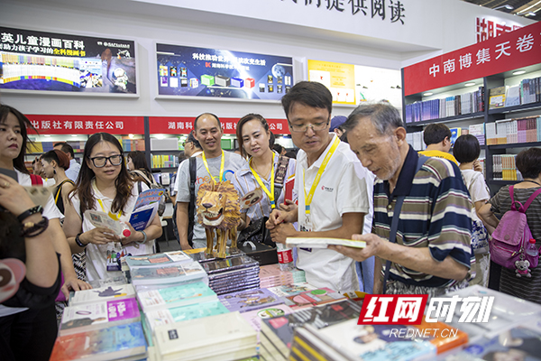 书博会上，湖南馆展台前围满了前来购书的读者。