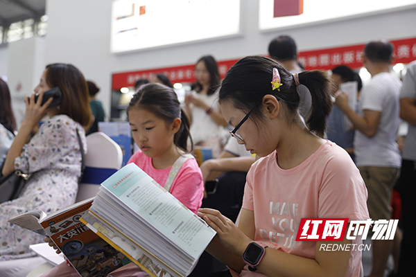 小姐妹们一起阅读。
