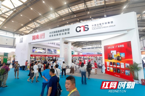 湖南馆前人来人往。