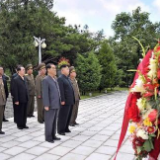 朝鲜举行向桧仓中国人民志愿军烈士陵园敬献花圈仪式