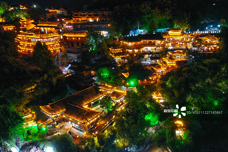 2019年7月28日，航拍湖南湘西芙蓉镇夜景，土家族吊脚楼灯光闪烁，熠熠生辉。