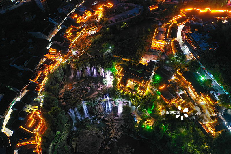 2019年7月28日，航拍湖南湘西芙蓉镇夜景，土家族吊脚楼灯光闪烁，熠熠生辉。