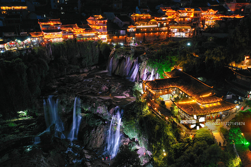 2019年7月28日，航拍湖南湘西芙蓉镇夜景，土家族吊脚楼灯光闪烁，熠熠生辉。