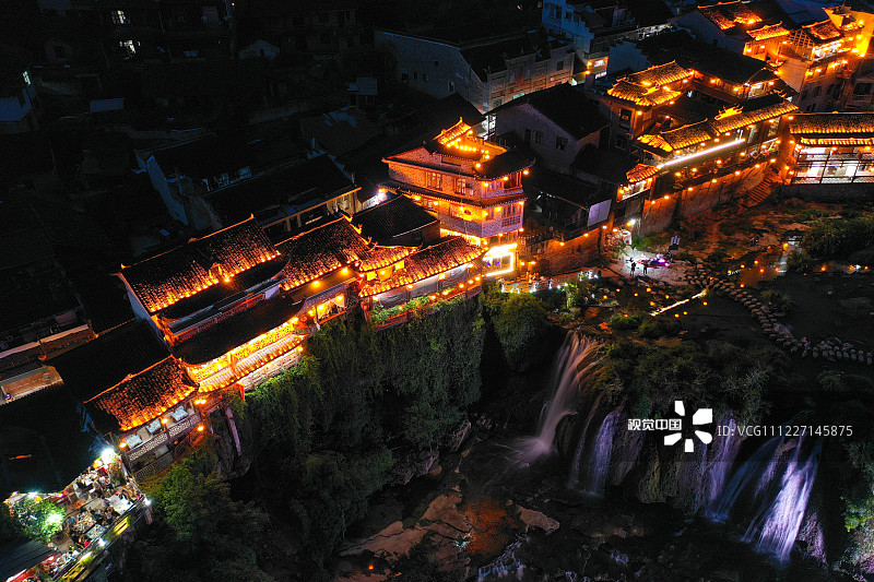 2019年7月28日，航拍湖南湘西芙蓉镇夜景，土家族吊脚楼灯光闪烁，熠熠生辉。