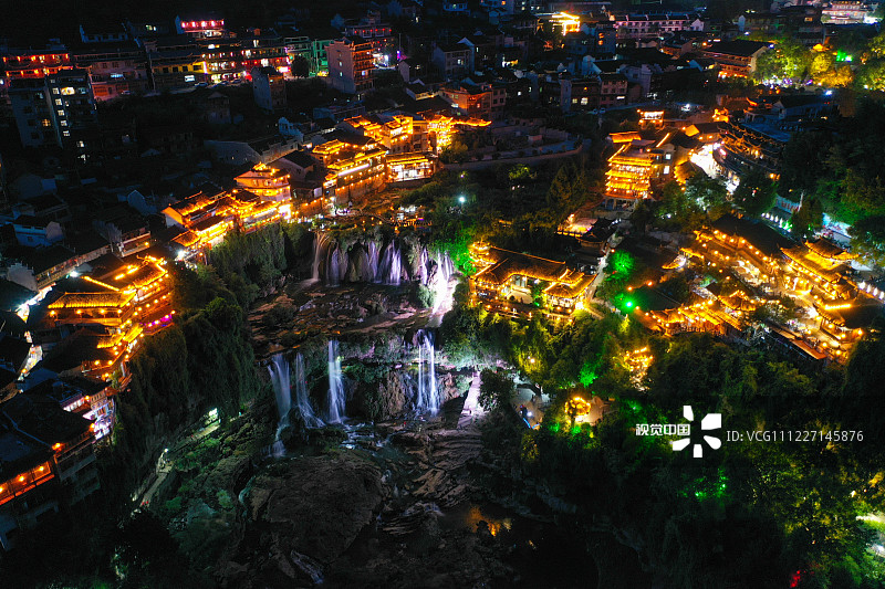 2019年7月28日，航拍湖南湘西芙蓉镇夜景，土家族吊脚楼灯光闪烁，熠熠生辉。