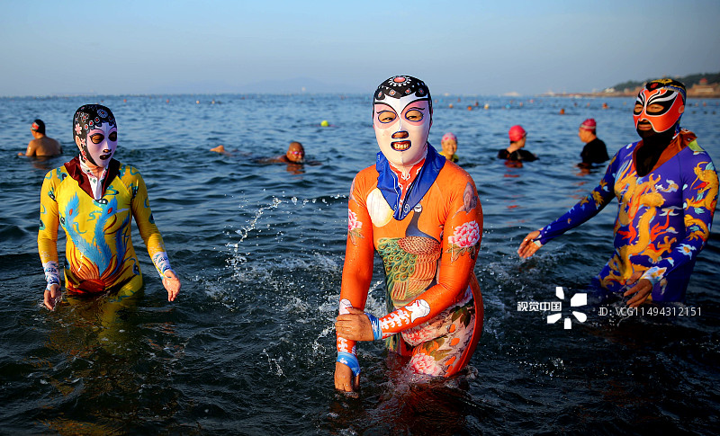 2016年8月29日，山东青岛第一海水浴场海边，身穿连体脸基尼的青岛大妈，泳衣上的龙、风、孔雀图案十分惊艳，在海边回头率极高。今年8月份，青岛海水浴场靓丽的风景脸基尼已经更新到了第六代。